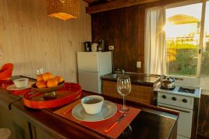 何塞伊格纳西奥BDL Beach Design Loft One的厨房配有一张桌子,上面放着一碗水果