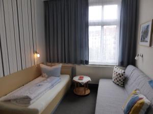 德绍Pension Nord的客房设有床、沙发和窗户。