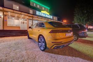 帕莱Tihe Noci的停在餐厅前面的黄色汽车
