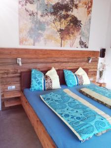 PillFerienhaus Hubertus für 8 Personen的配有蓝色枕头的客房内的两张床