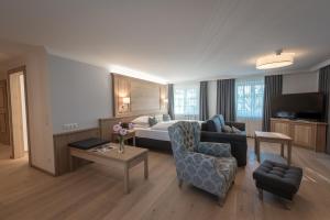 萨尔茨堡莫斯特瓦斯托客栈酒店的酒店客房设有床和客厅。