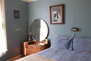 基督城Chester St Backpackers的一间卧室配有一张床和镜子