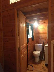 勒比松德卡多恩Au Coeur De Lolhm的小木屋内带卫生间的浴室