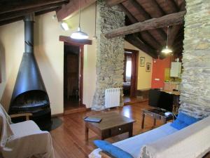 El SerratCan Bonada的带沙发和壁炉的客厅