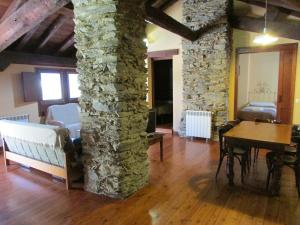 El SerratCan Bonada的客厅设有石柱和桌子