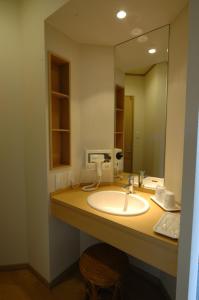 登别登别鲁鲁苏温泉汤原庄日式旅馆的一间带水槽和镜子的浴室