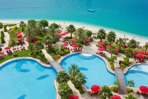 阿布扎比卡里迪亚宫瑞汉罗塔娜阿吉酒店- 阿布扎比的享有度假胜地的空中景致,设有2个游泳池和1个海滩