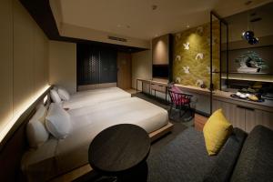 东京涩谷格兰贝尔酒店的一间卧室配有一张床、一张桌子和一张沙发
