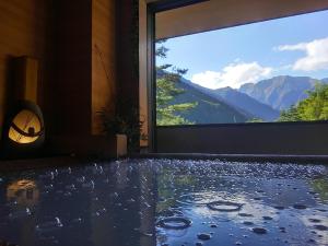 水上町水素风吕美食莞山日式旅馆的客房设有山景大窗户。