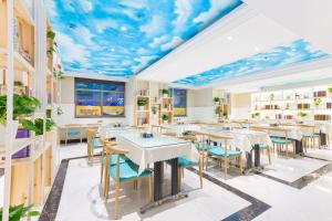 义乌义乌领尚酒店 的天花板上满是云彩的餐馆