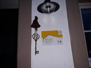 KerschenbachEifelferienhaus An der Kapelle - kostenlose Sauna, Ofen的墙上的灯,上面有标志
