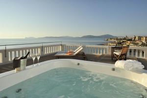 阿尔盖罗拉斯多洛娜斯温泉别墅酒店的海景阳台上设有浴缸。