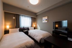 Route Inn酒店-东京浅草桥(Hotel Route-Inn Grand Tokyo Asakusabashi)客房内的一张或多张床位