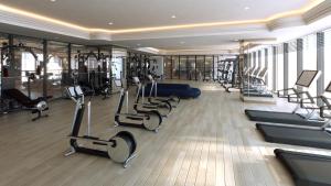 下龙湾FLC Halong Bay Golf Club & Luxury Resort的健身房,配有跑步机和有氧运动器材