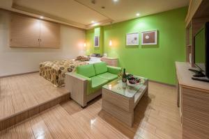 宇都宫Restay Utsunomiya (Adult Only)的一间卧室设有一张床和绿色的墙壁