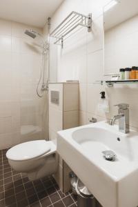 斯德哥尔摩彭特酒店的白色的浴室设有卫生间和水槽。
