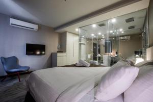 新山列韦瑞吉商务酒店（士姑来）的一间带大床的卧室和一间浴室