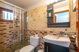卡门港帕纳罗公寓的浴室配有卫生间、盥洗盆和淋浴。