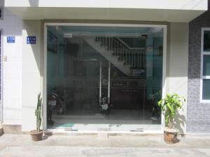 大叻Bình An的大楼的大玻璃窗,有楼梯