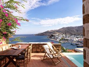 斯科拉Patmos Eye Traditional Luxury Villas的海景露台配有桌椅