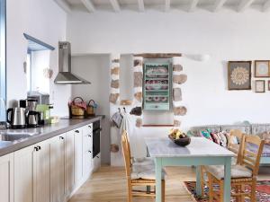 斯科拉Patmos Eye Traditional Luxury Villas的一间厨房,里面配有桌椅