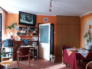 布达凯希布达凯希公寓的客厅配有桌子和墙上的电视