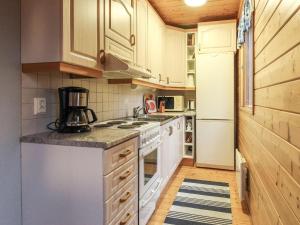 BöleHoliday Home Mirus by Interhome的厨房配有白色家电和木制橱柜