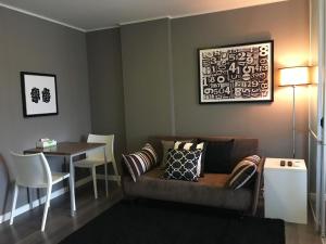卡图D-康多麦茵公寓的客厅配有沙发和桌子