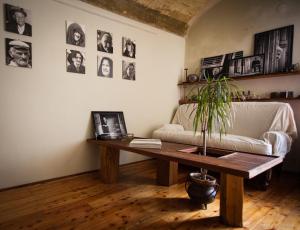 索尔索Piazza San Pantaleo的客厅配有桌子和沙发