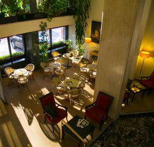 安卡拉最佳酒店的享有带桌椅的餐厅的顶部景致