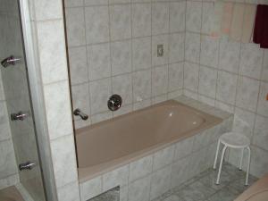 考恩台尔普拉内豪弗考内尔塔酒店的带浴缸的浴室和凳子