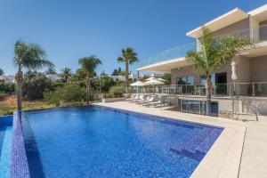 费拉古多Caneiros Luxury House & Suites的别墅内游泳池的形象