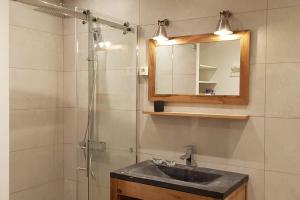 塞特港Romantic Room Loft Déco Balnéo Jacuzzi Authentique, Centre, Climatisation的浴室配有盥洗盆和带镜子的淋浴