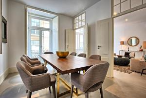 里斯本MyPlaceLisbon - Luxury Trindade I的一间带木桌和椅子的用餐室