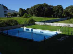 利亚内斯Calle Clemente Hernando Balmori nº7的一个带围栏的场地内的游泳池
