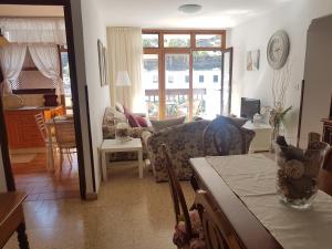 圣克鲁斯-德拉帕尔马La Quinta Verde的客厅配有沙发和桌子