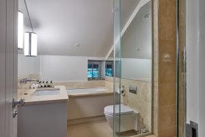 温德米尔The Samling Hotel的浴室配有卫生间、盥洗盆和淋浴。