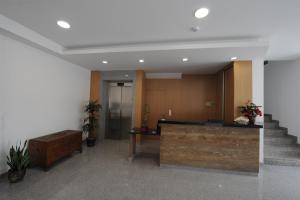 Ribeirão森霍朵普瑞奥洁梦特洛卡旅馆的一个带前台和楼梯的办公大厅
