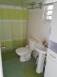 拉贡Alifra Apartment的一间带卫生间和水槽的浴室