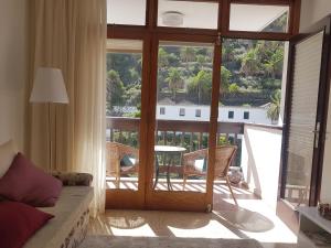 圣克鲁斯-德拉帕尔马La Quinta Verde的客厅设有通往阳台的门。