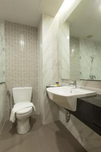 乔木提恩海滩Paragon Grand Resort的一间带水槽、卫生间和镜子的浴室