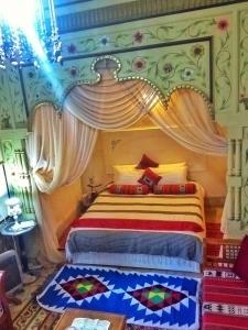 苏塞达尔巴兹兹酒店的一间卧室配有一张带天蓬的床