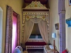 苏塞达尔巴兹兹酒店的一间卧室配有一张带天蓬的床