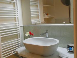 彼得拉桑塔Appartamento URANIA - LE MUSE的一间带白色浴缸的桌子
