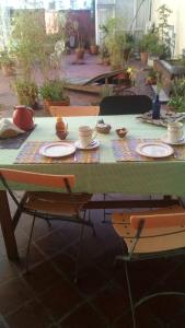 布宜诺斯艾利斯阿里巴大街住宿加早餐酒店的一张绿桌,上面有盘子和碗