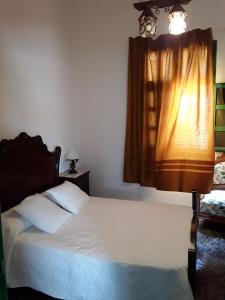 因赫尼奥Aguatona的一间卧室配有一张床和一个光线充足的窗户