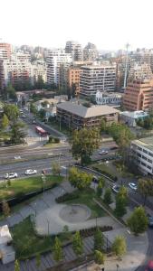 圣地亚哥Austral Rentahome Américo Vespucio Norte的享有城市空中景色,设有停车场