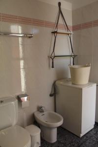 波多·纳奥斯Mi apartamento Mini 2的一间带卫生间和水槽的浴室