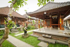 乌布Awan Bali House的前面有花园的房子