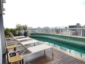 圣保罗Apartamentos Juliana Bela Vista的建筑物屋顶上的游泳池